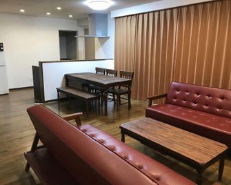 Mr.Kinjo In Rycom Kitanakagusuku - Kitanakagusuku - Huiskamer