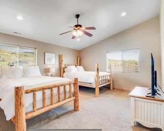 Big 6,700 sqft Bear Lake Vacation Home blocks from Marina, private hot tub! - Garden City - Bedroom