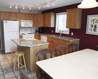 Great Location 4 Bedroom Ski To Lift Thunder Ridge Condo With Private Hot Tub - Fernie - Keuken