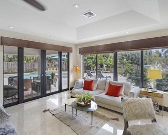 144' New River Dock Dt! Sailfish Pool, Hot Tub, Pontoon & Fire Lounge Luxury! - Fort Lauderdale - Living room