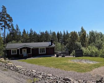 Holiday house NERBJÄRKEN, quiet location, 150m from the lake, bathing jetty, boat, hot tub. - Hultsfred - Building