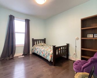 Your another home close to Woodbine Beach and Downtown Toronto. - Toronto - Bedroom