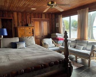 Waterfront Cabin: beach, hot tub, kayaks & panoramic lake views - Lake Norman of Catawba - Bedroom