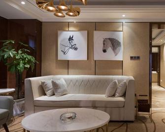 Prolit Hotel (Dazhou Luofu Square Railway Station) - Dazhou - Living room