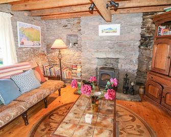 AN NEAD, pet friendly, with open fire in Dingle, County Kerry - Ballydavid - Living room