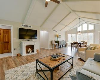 East Aurora Home about 18 Mi to Downtown Buffalo! - East Aurora - Living room