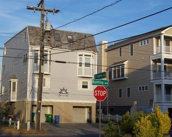 50 feet to the beach!! Big deck, porch, 3 large BRs, Wi-fi, cable, o/d shower! - Fenwick Island - Building