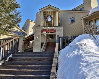Skiers! Fox Hollow 2BR/2BA Condo. Across from Pico, Minutes to Killington - Killington - Building