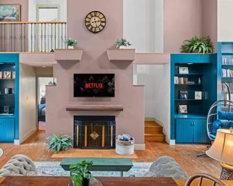 Peaceful 2-Bed Old Church Condo in Marietta — Serene Stay - Marietta - Lounge