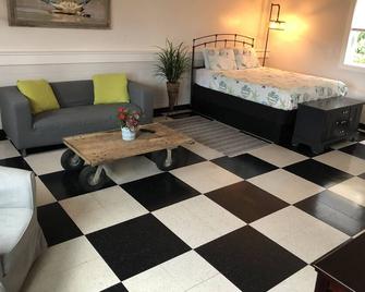 Solomons Island with views of harbor! - Solomons - Bedroom
