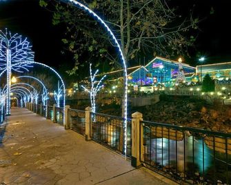 Smoky Mountain Romance Holiday Home - Gatlinburg - Outdoors view