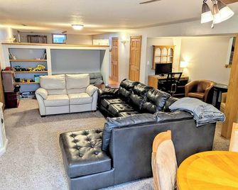 Spacious home with game room - Close to everything! - Ankeny - Living room