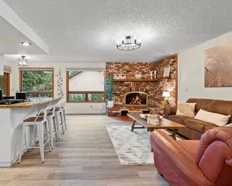 Feel at home in the mountains by a creek w/hot-tub - Welches - Living room