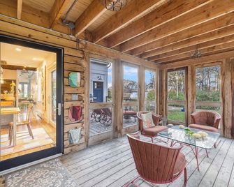 Captain King's Farm by Kristin and Sakonnet Farm & Stays - Tiverton - Living room