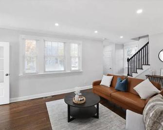 3 LVL Spacious Rosslyn Gem-5 min walk to Metro! - Arlington - Living room