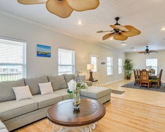 Walk to Shore: Crystal Beach Family Home w/ Deck! - Crystal Beach - Living room