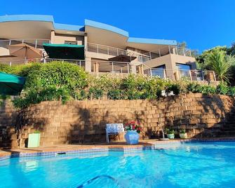 Over The Moon Guesthouse - Johannesburg - Zwembad