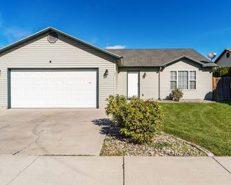 Home Away from Home - Twin Falls - Building