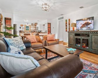 The Freaky Tiki -Lubbock, TX with Tiki Vibes! - Lubbock - Living room