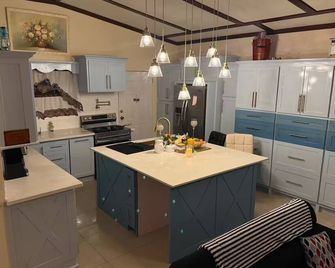 Nanan’s Sanctuary Ranch- Full home 2 bed 2.5 bath - San Juan - Kitchen