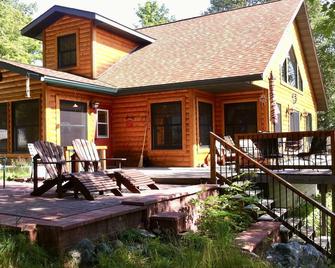 Get Away From It All At This Private One Family Log Cabin - Michigamme - Patio