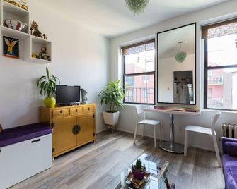 Charming And Artsy Les 1-Bedroom - New York - Salon