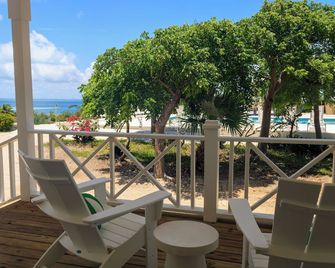 كالوبسيا سيسايد فيلاز آند مارينا - غريت غوانا كاي - شرفة