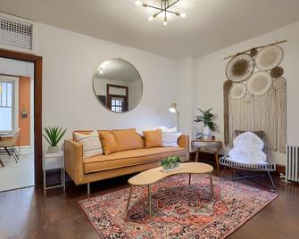 Scandi-Boho Chic Small Town Getaway - Private Yard - Ephrata - Living room