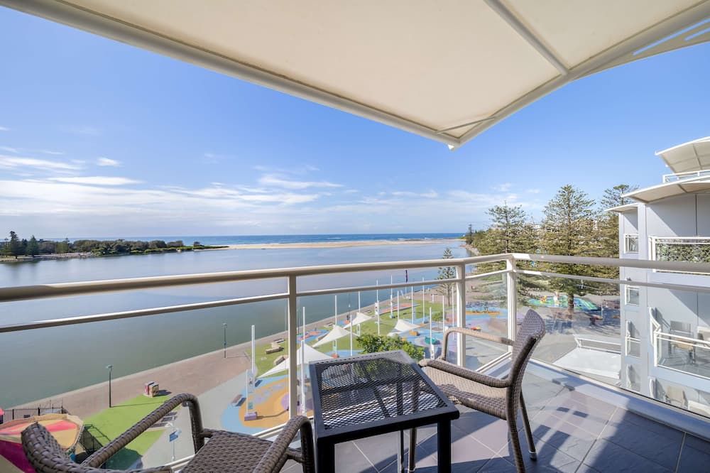 أوكس ذا إنترانس ووتر فرونت سويتس - ثي إنترانس - شرفة