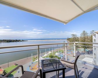 أوكس ذا إنترانس ووتر فرونت سويتس - ثي إنترانس - شرفة