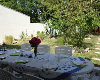 Cosy house, large garden, WIFI, close to port, beaches - La Rochelle - Innenhof