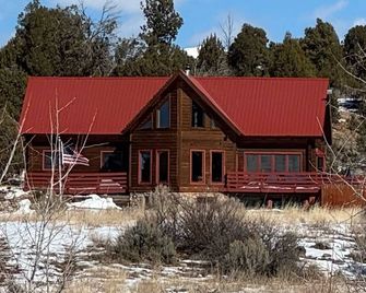 Private Log Cabin; Pond, Hot tub, Star Gazing, Shuffle Board, Sauna - Hesperus - Edificio