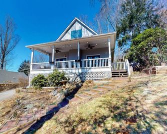 Gorgeous chalet perched on a hill with pool and tennis court access - Lake Junaluska - Building