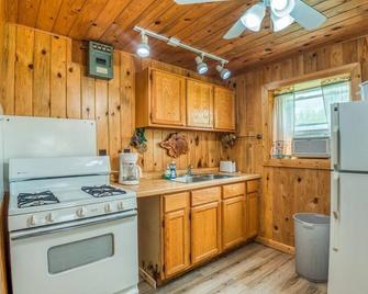 Charming 2-bedroom cabin on Three Island Lake in Bemidji, MN - Bemidji - Kitchen