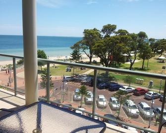 Boardwalk By The Beach Holiday Rental - Rockingham - Balcony