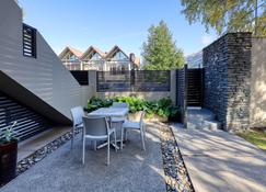 Garden Court Suites And Apartments - Queenstown - Patio