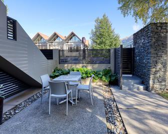 Garden Court Suites And Apartments - Queenstown - Patio