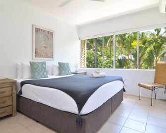 Latitude 16 Driftwood Mantaray on Macrossan - Port Douglas - Sovrum