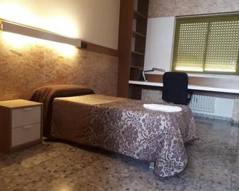 Albergue Peregrinos San Francisco de Asis - לאון - חדר שינה