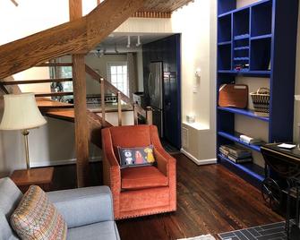The Dog House, a convenient stylish 2BR townhouse in charming Old Town - Alexandria - Sala de estar