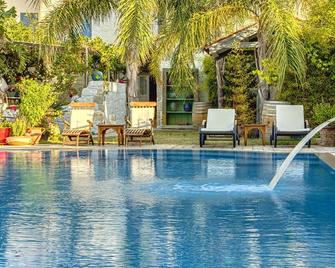 Beyevi Alacati - אלאקאטי - בריכה