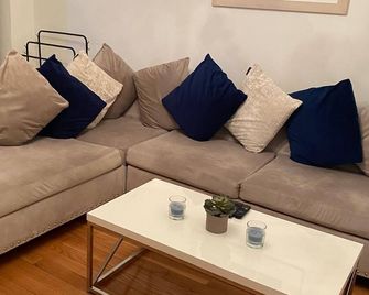 Prime Murray Hill 2 Br Gem - New York - Living room