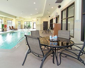 Holiday Inn Express & Suites Calgary Nw - University Area By IHG - Calgary - Pool
