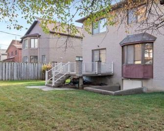 Cozy basement in central ddo closer to airport - Dollard-des-Ormeaux - Building