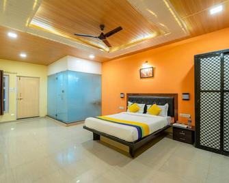 Sun N Shades Resort - Matheran - Bedroom