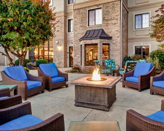 Staybridge Suites Madison-East By IHG - Madison - Innenhof