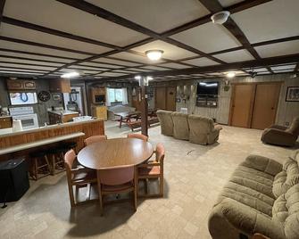 Private family lodge on 42 serene acres- 15 minutes to Penn State- Centre County - Howard - Lounge