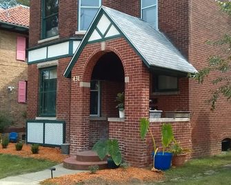 Large family friendly bottom unit, 3 minutes to lake, downtown & casino. - Michigan City - Bygning