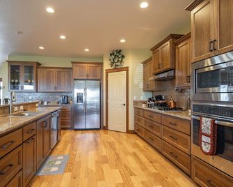 Beautiful Farm House with Hot Tub, Game Room and More! - Rathdrum - Kitchen