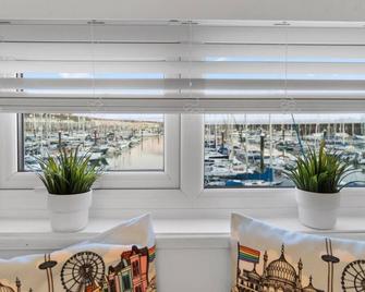 On the Water 4 with Free Parking By My Getaways - Brighton - Restaurant